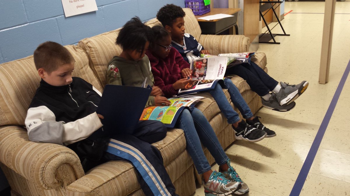 SESlearners's tweet photo. Ebooks &amp; databases, books &amp; magazines...so many interesting ways to read in our school library! @scslibraries @RELeePrincipal @SpotsySchools https://t.co/hJSlse8bTs