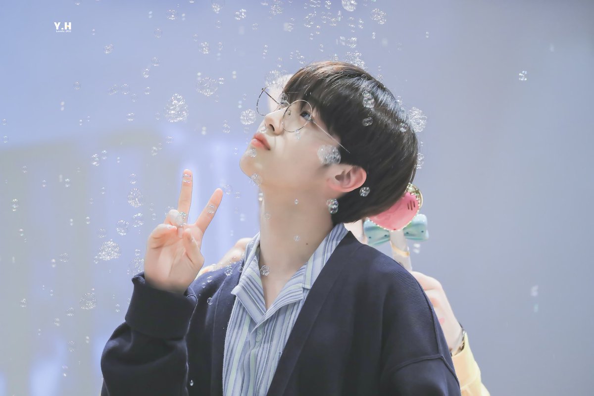 Christine_2341's tweet photo. #KIMYOHAN 😊😘
#HappyYoHanDay 👑
💞💖🎂🎁🎉🎊 https://t.co/RUKKzlyuUO