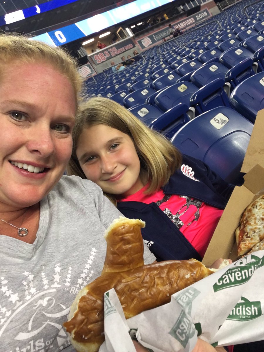 SingleMom_Probs's tweet image. We get here early for pizza and pretzels! #NERevs
