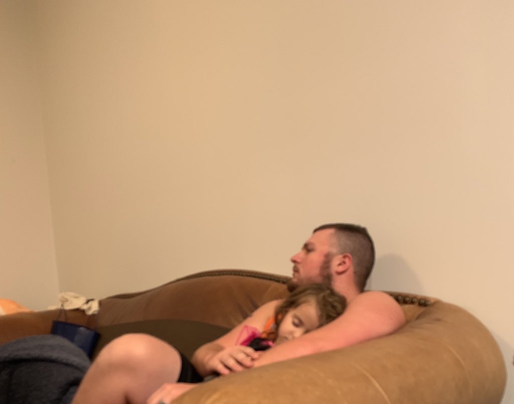 _hannah_skip_'s tweet photo. Possibly the sweetest picture I’ve ever seen. I love them with my whole heart❤️ https://t.co/FY8I1EQudM