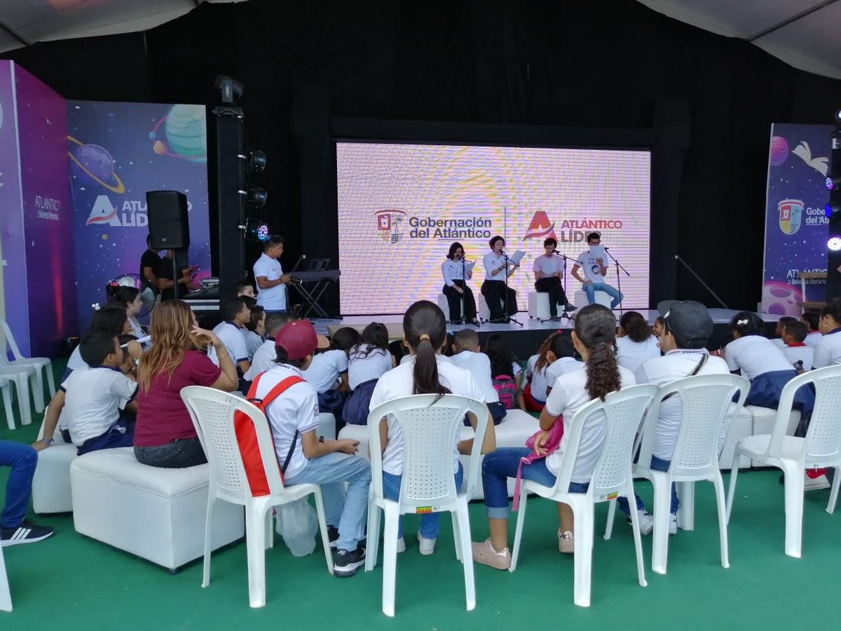 ManjarresMonik's tweet photo. "Mil voces y mil libros"para los lectores de @iedcampito  en #LIBRAQ2019 @SEDBarranquilla https://t.co/WXPzJz2iIu