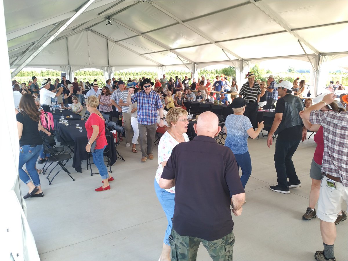 stefspera's tweet photo. Big shout out and thank you to Brent and his crew at @pondviewwinery for a fun Harvest party ... from all if us on Barry's Ottawa bus.   Always a good time! https://t.co/O0e0nigPdU
