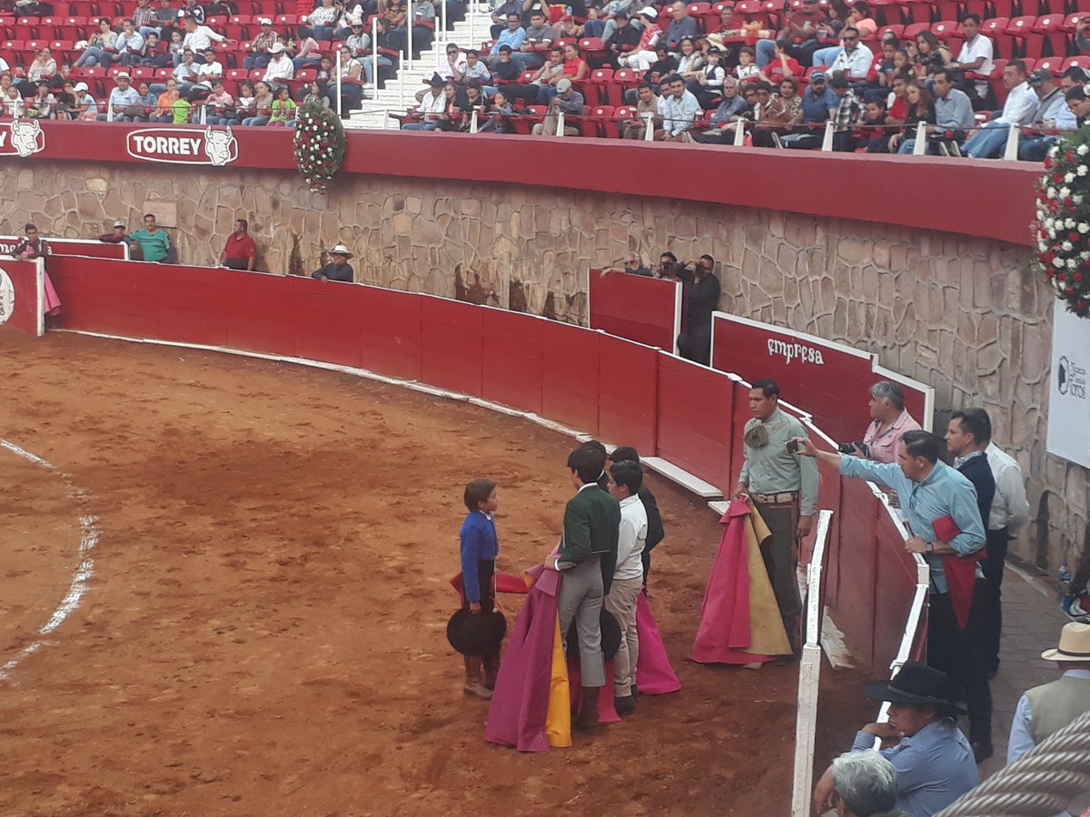 SoniaCristinaLV's tweet photo. Alejandro Moreno "Castelita" brinda a sus compañeros, despues de un vistoso primer tercio. Suerte torero. #UnaApuestaalFuturo #Femet #Tmx https://t.co/5Ys5n502XA