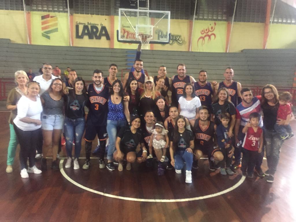 FVBLara's tweet photo. Phantom se impuso a Suministros Lara y queda campeón de la Liga Metropolitana Napoleón Rodríguez en la categoría libre #VamosLara https://t.co/WIMHaNDWVY