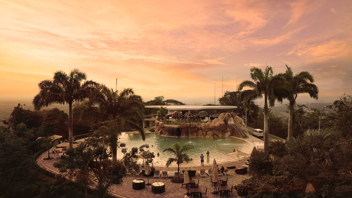 hillary resort on twitter terminando