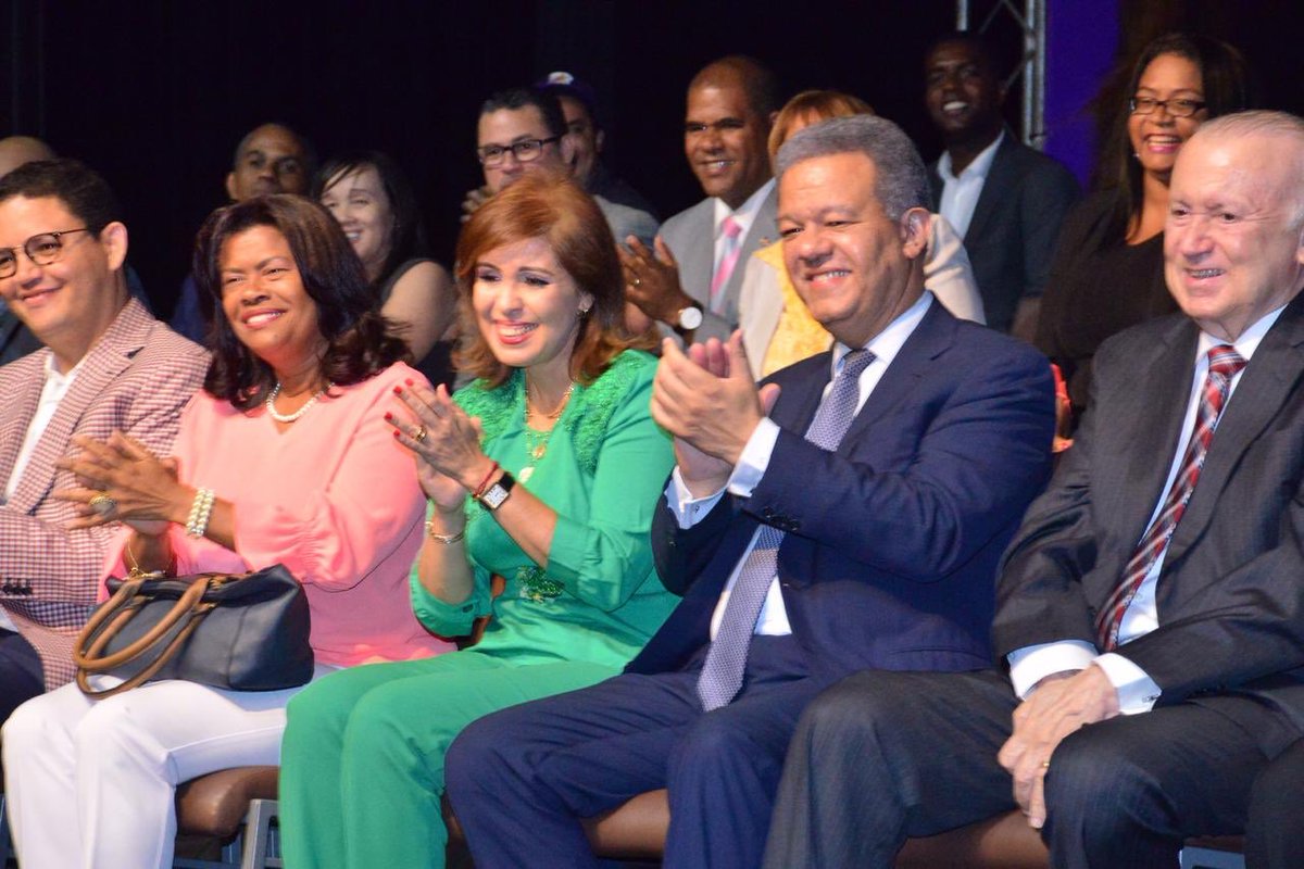 JESULINAMPARO's tweet photo. Los equipos de Nosotras con Reinaldo y Redes de Reinaldo, se mueven en las calles de todo el país, edificando las personas de cómo votar éste 6 de octubre por @LeonelFernandez. #IngridconLeonel y #LaFuerzaDelPueblo. https://t.co/mgFgbtXVzE