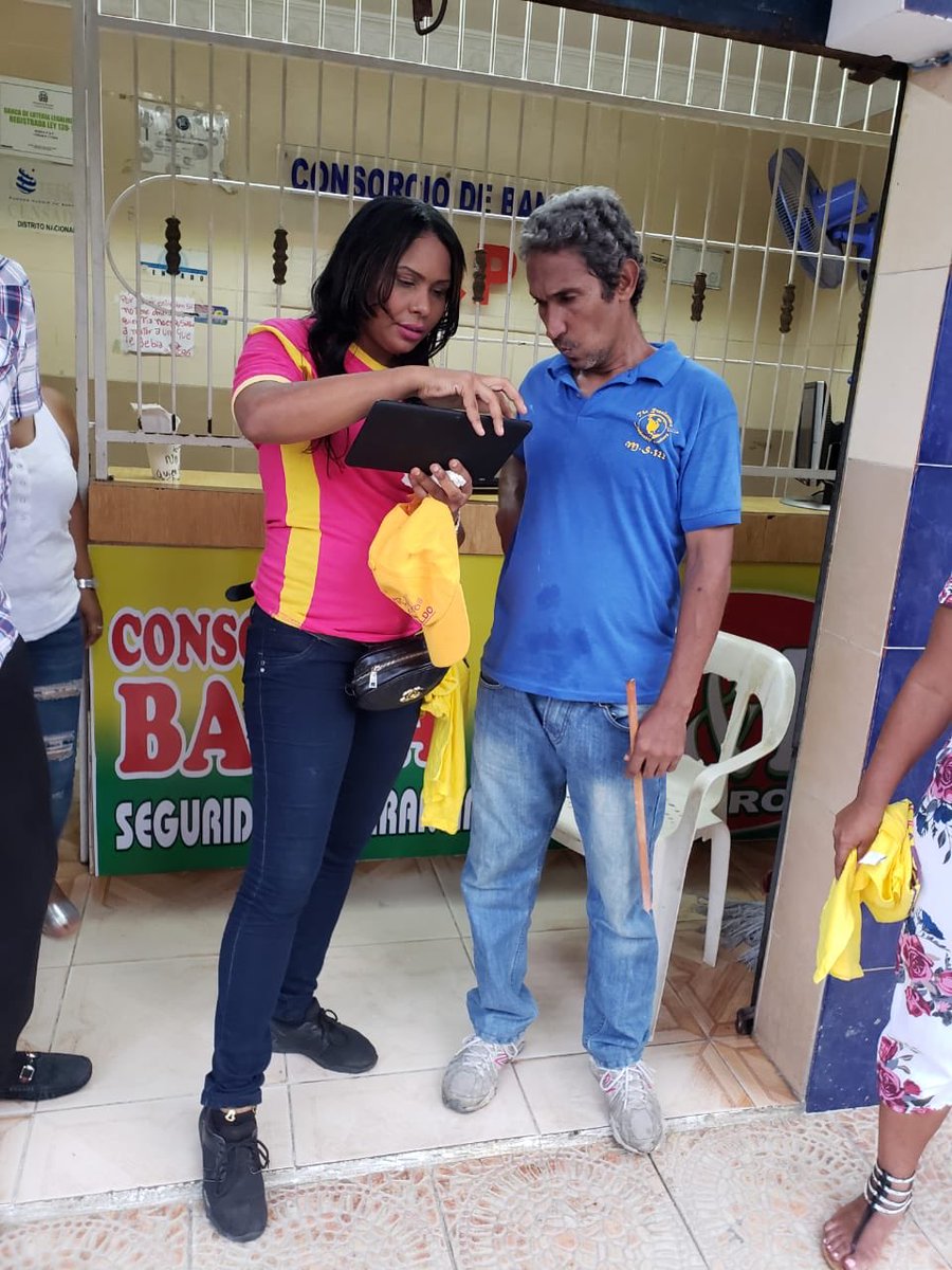 JESULINAMPARO's tweet photo. Los equipos de Nosotras con Reinaldo y Redes de Reinaldo, se mueven en las calles de todo el país, edificando las personas de cómo votar éste 6 de octubre por @LeonelFernandez. #IngridconLeonel y #LaFuerzaDelPueblo. https://t.co/mgFgbtXVzE