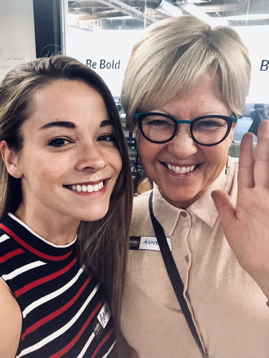 SMAHRTeam's tweet image. So thrilled to meet @annecollier!Such an important voice in tech and mental health. Great way to wrap up the #EthicalTechSummit