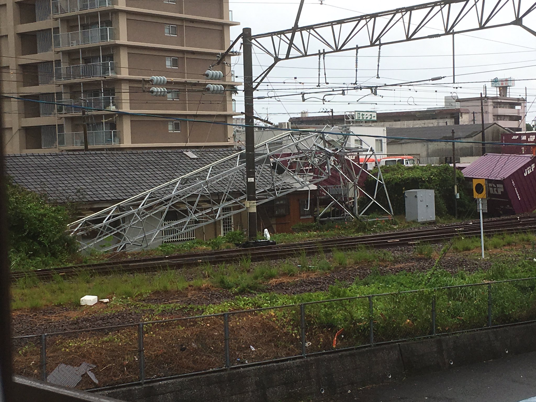 宮崎県延岡市の鉄塔が竜巻で倒れている現場の画像