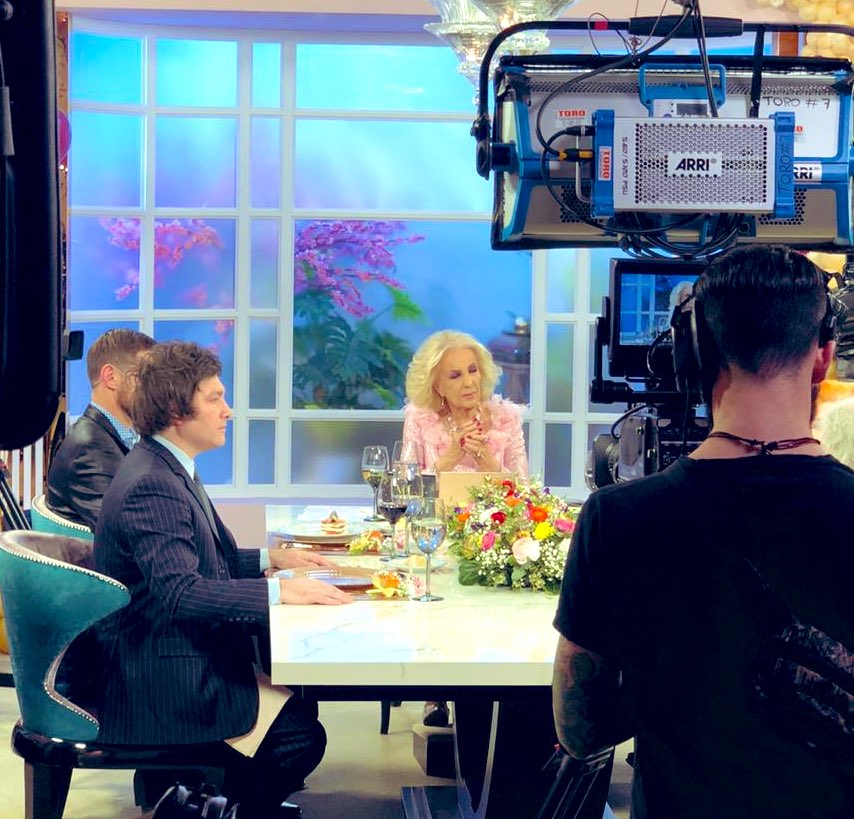 Ahora mismo!!! <a href="/JMilei/">Javier Milei</a> con <a href="/mirthalegrand/">Mirtha Legrand</a>. #Mesaza