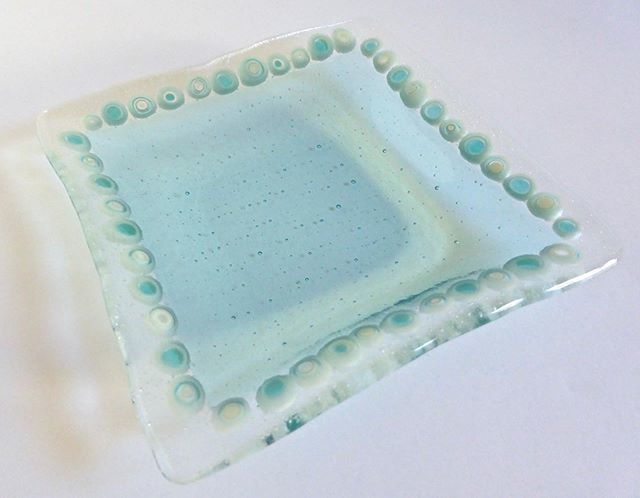 BPRDesigns's tweet photo. Aqua fused glass dish with a cool murrini border! #fusedglass #glasshomedecor #bprdesigns #murriniman https://t.co/qpzTh5lPm2 https://t.co/dUJMMtrFVT