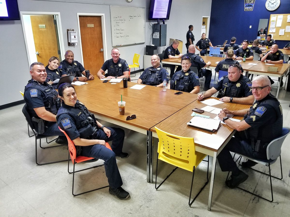 TulsaPolice's tweet image. We'll be back on LivePD again with Officer Ross and Officer Bitting. They are both in David Squad working in the Mingo Valley Division.

Shout out to Officer Hobbs it's her birthday today.

#livePD @OfficialLivePD #LivePDNation @Sean_C_Larkin @LivePdFantasyLG @tulsapolice