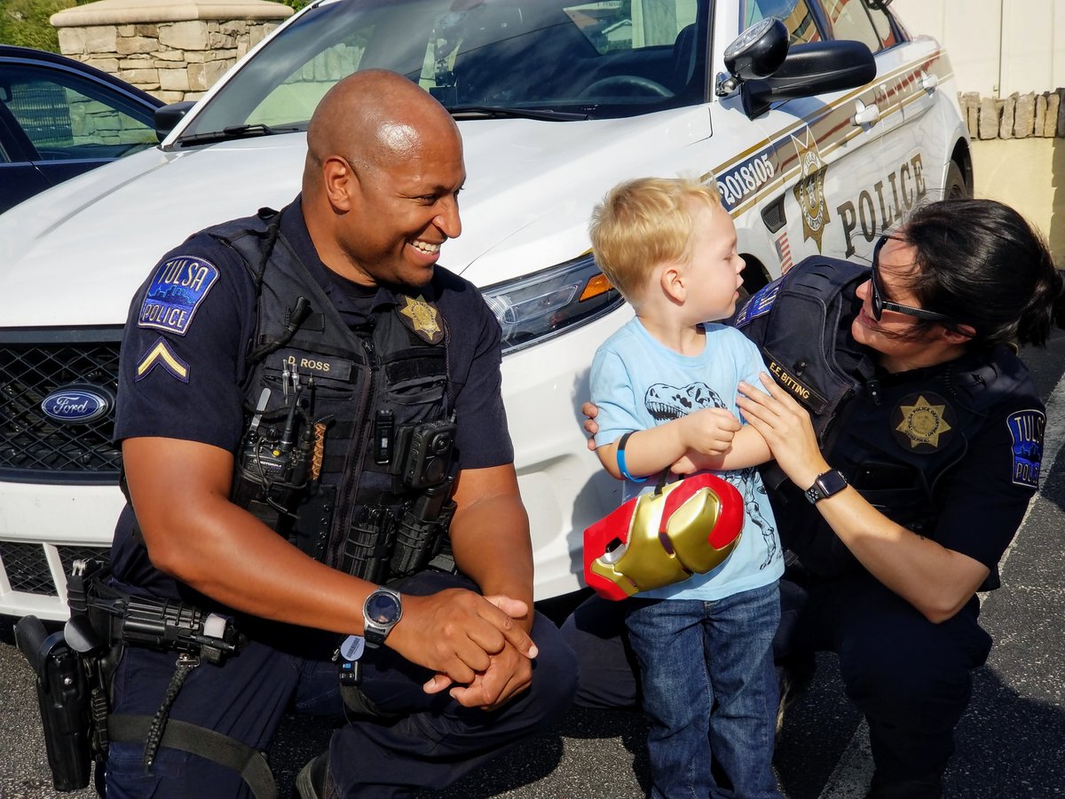 TulsaPolice's tweet image. We'll be back on LivePD again with Officer Ross and Officer Bitting. They are both in David Squad working in the Mingo Valley Division.

Shout out to Officer Hobbs it's her birthday today.

#livePD @OfficialLivePD #LivePDNation @Sean_C_Larkin @LivePdFantasyLG @tulsapolice