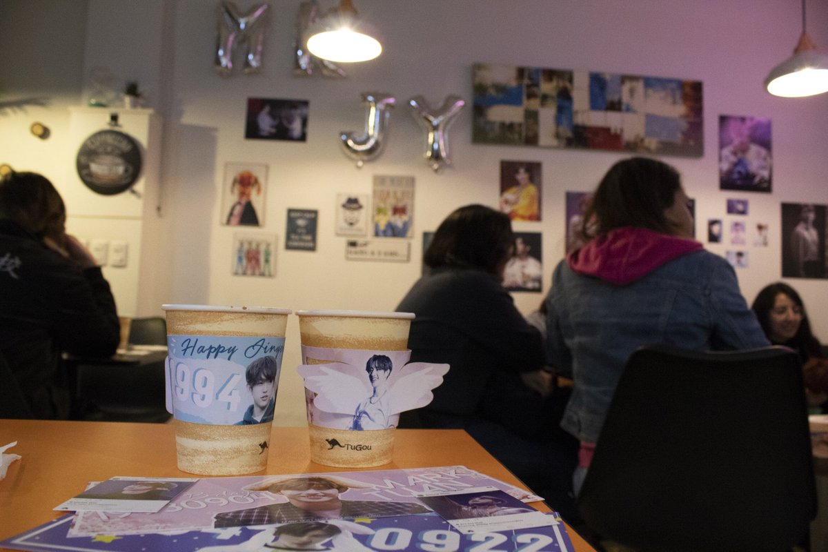 MKGOT7Chile's tweet image. Evento cup sleeve 💖
El 5 y 6 de septiembre celebramos el cumpleaños de Mark y Jinyoung!
Queremos agradecer a @PhenomenalMark_ por el diseño del sleeve , @markshine0904 y @4everYOUNG_jy por el permiso de usar sus fotos 💖
Y obviamente a las personas que asistieron al evento 💖