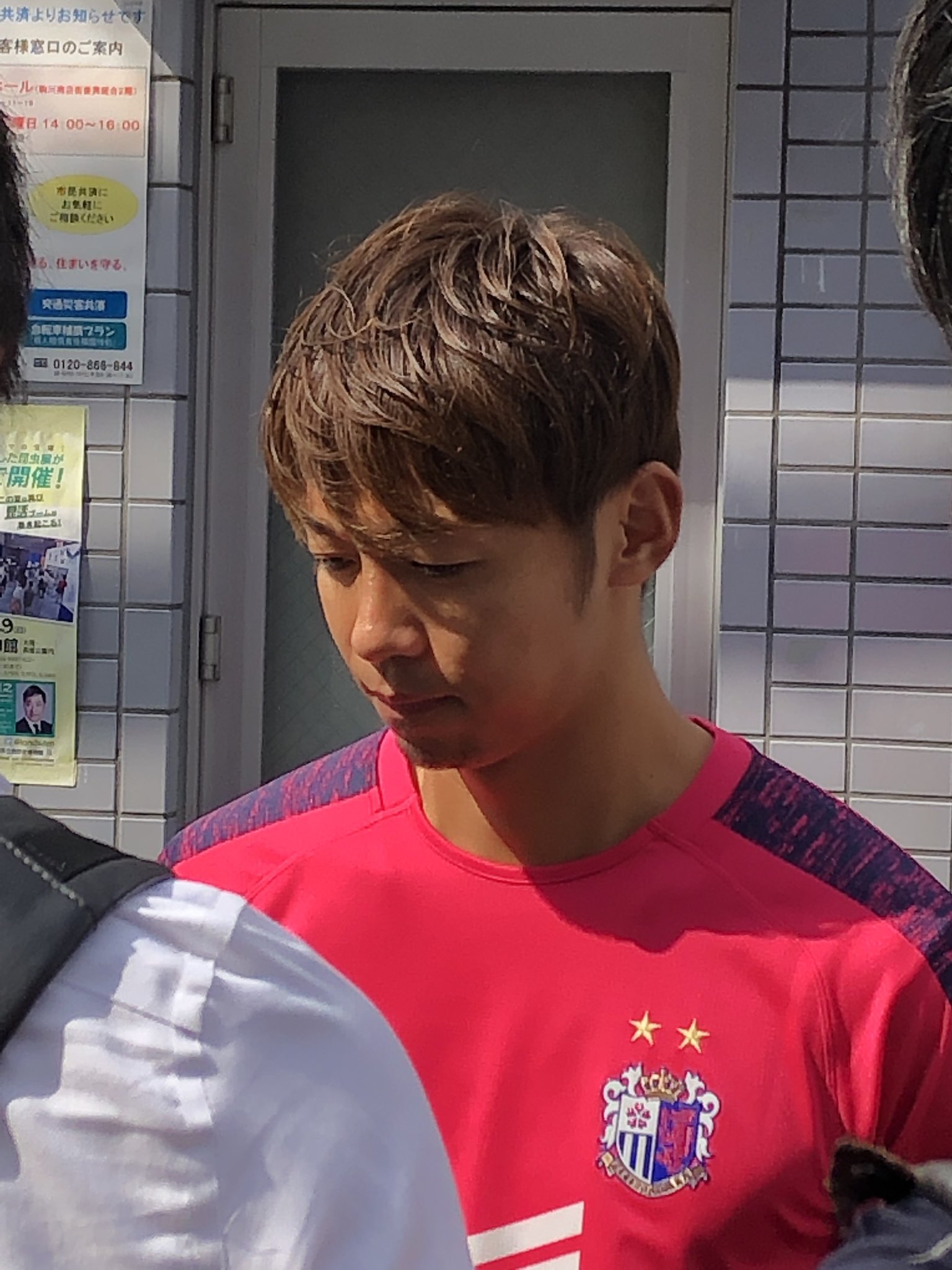 Hiroshi Hirayama 昨日のセレッソ大阪商店街キャラバン 清武選手が駒川商店街から外れた場所でマスコミ対応 髪型が馴染まなかったから誰か一瞬分からなかった セレッソ大阪 駒川商店街 25周年 清武弘嗣 T Co 0xwl3iwmaw Twitter