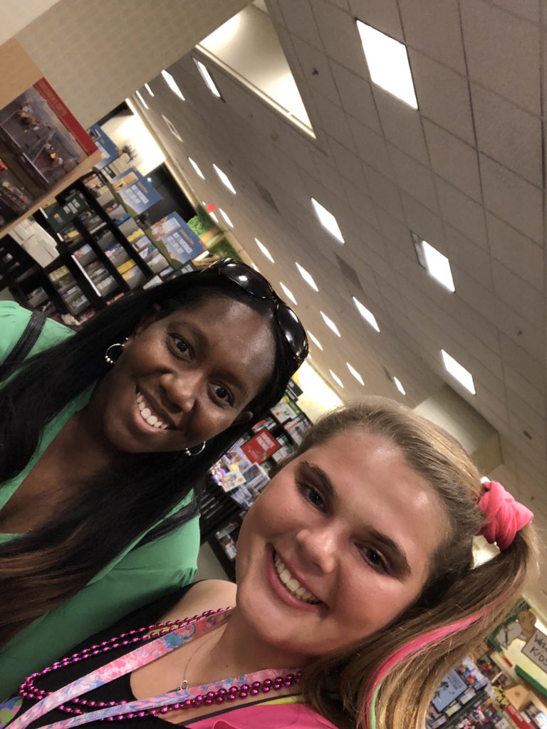 GirlsShaker's tweet photo. Selfies w strangers!!!!! https://t.co/2J7Kr5HZr1