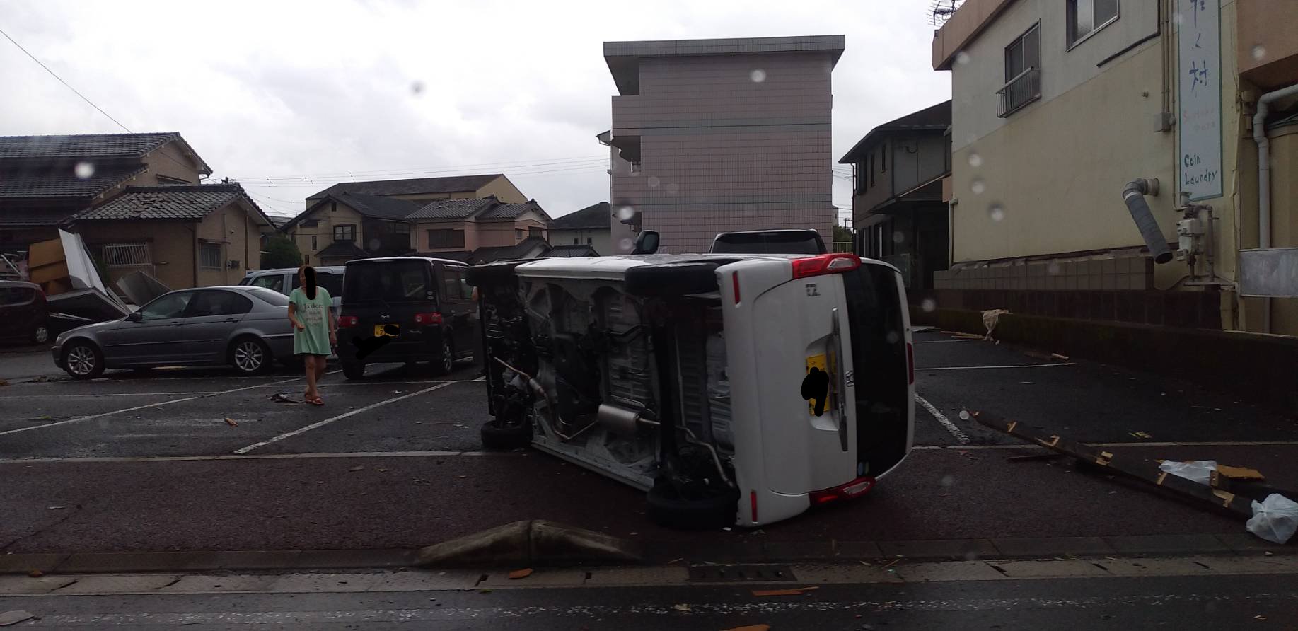 延岡市で大きな竜巻の爆風で車が横転している現場の画像