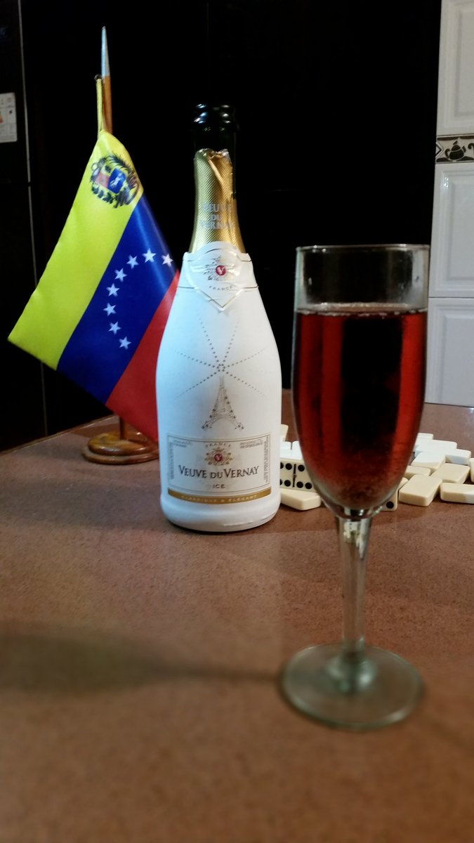 Scvintegraless's tweet photo. #SiguemeYTeSigo 
@Scvintegraless 
#UnaNocheDistinta

💥Apesar de malos momentos , todavía muchos podemos disfrutar de un buen momento.. 

#UnidosPorLaLibertad
#VivaVenezuela

👉🇻🇪 #RT🔁 #FAV❤. 💛💙❤ https://t.co/3hzMDbs5Ha