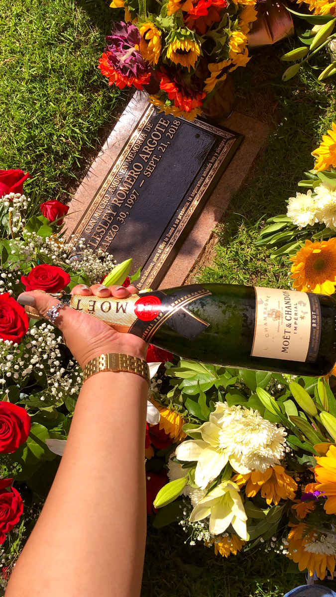 lipglossnvibes's tweet photo. Long live Lesley! 🌻💛 https://t.co/GXMFMSXRYv