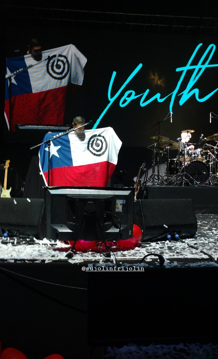 SungJinChile's tweet photo. @WonpilChile @bizarrolivecl @Noi_X @Sirion_Ent @SubKultureEnt @Acaninshi 181126, Sungjin holding the Chilean flag during Youth In Santiago
#Day6InChile
#GravityTourInChile #GravityTourInLatinoamerica
@Acaninshi @Sirion_Ent @bizarrolivecl @SubKultureEnt @Noi_X https://t.co/s92a2iKzmr