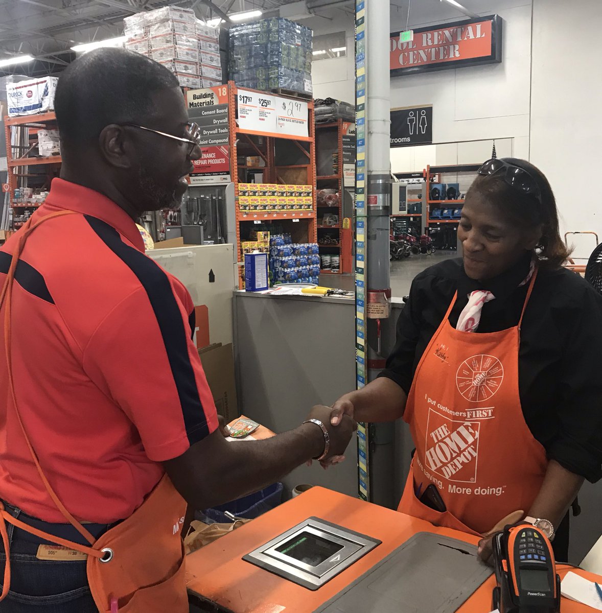 MadisonMs2912's tweet photo. Mrs. Kathy being recognized by 2912’s OPASM Leon for her outstanding impact she makes on the front end. #successsharing2019 #silentleader #thankyou @ginger_coleman @Tenney1R https://t.co/1ObaFue1Wo