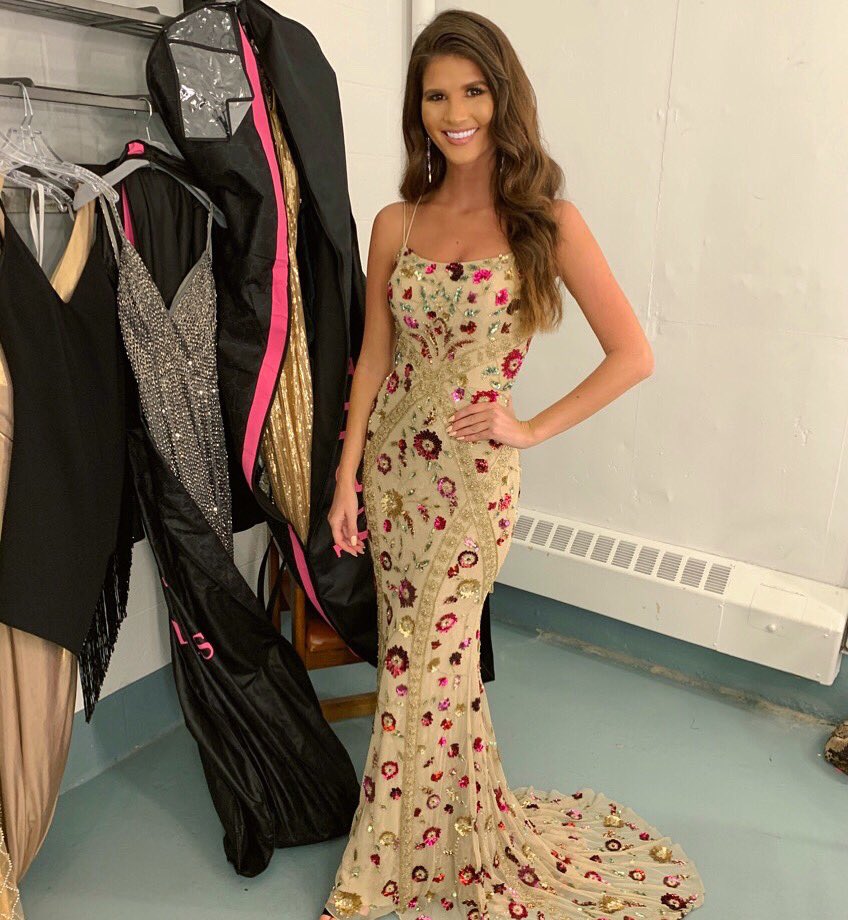Bridget_Linton's tweet photo. Feeling like a queen thanks to my team! First look hosting the 2020 @MissMIUSA @RealProcProdMUO presentation show 👑🎤 #ProcProd #FormerQueen #PresentHost https://t.co/7wPPT57R55