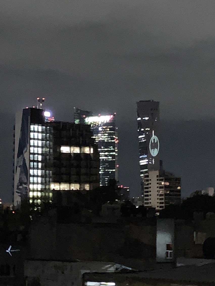 ChumelTorres's tweet image. No sé si están llamando a Batman o a Calderón.