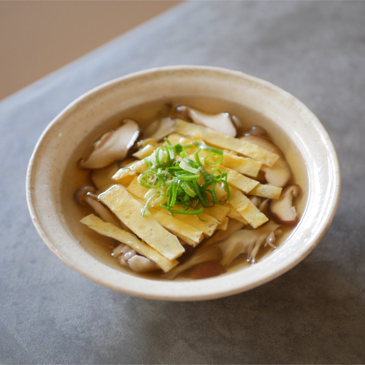 有賀 薫 على تويتر きのこと薄焼きたまごのスープ しめじ まいたけ しいたけをさっと煮て出汁をとりました 錦糸卵 ほど細くはないけれど 薄焼き玉子を切ったものをトッピングします きのこと卵 コクのある食材の組み合わせを醤油のあっさりした味付けで ごま油を