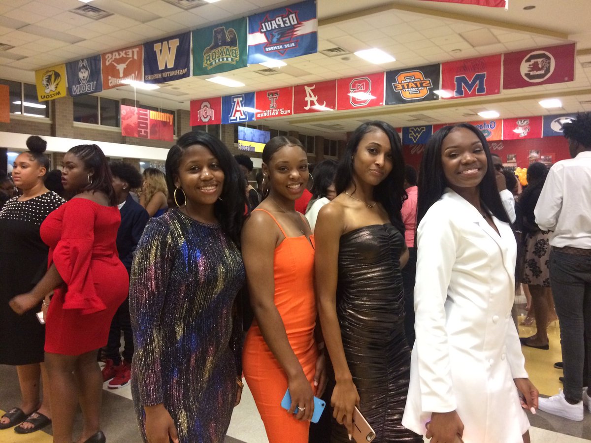 mdhawleyd227's tweet photo. Homecoming 2019 at Rich South - these Stars shine ! #RichInStudentScuccess https://t.co/dPWqrXUH9E
