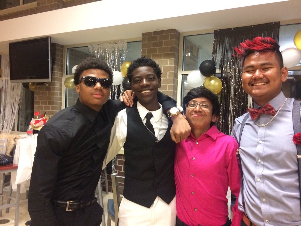 mdhawleyd227's tweet photo. Homecoming 2019 at Rich South - these Stars shine ! #RichInStudentScuccess https://t.co/dPWqrXUH9E