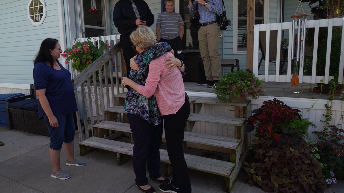 Elizabeth Warren attends a housing tour of Golfview Mobile Home Court.