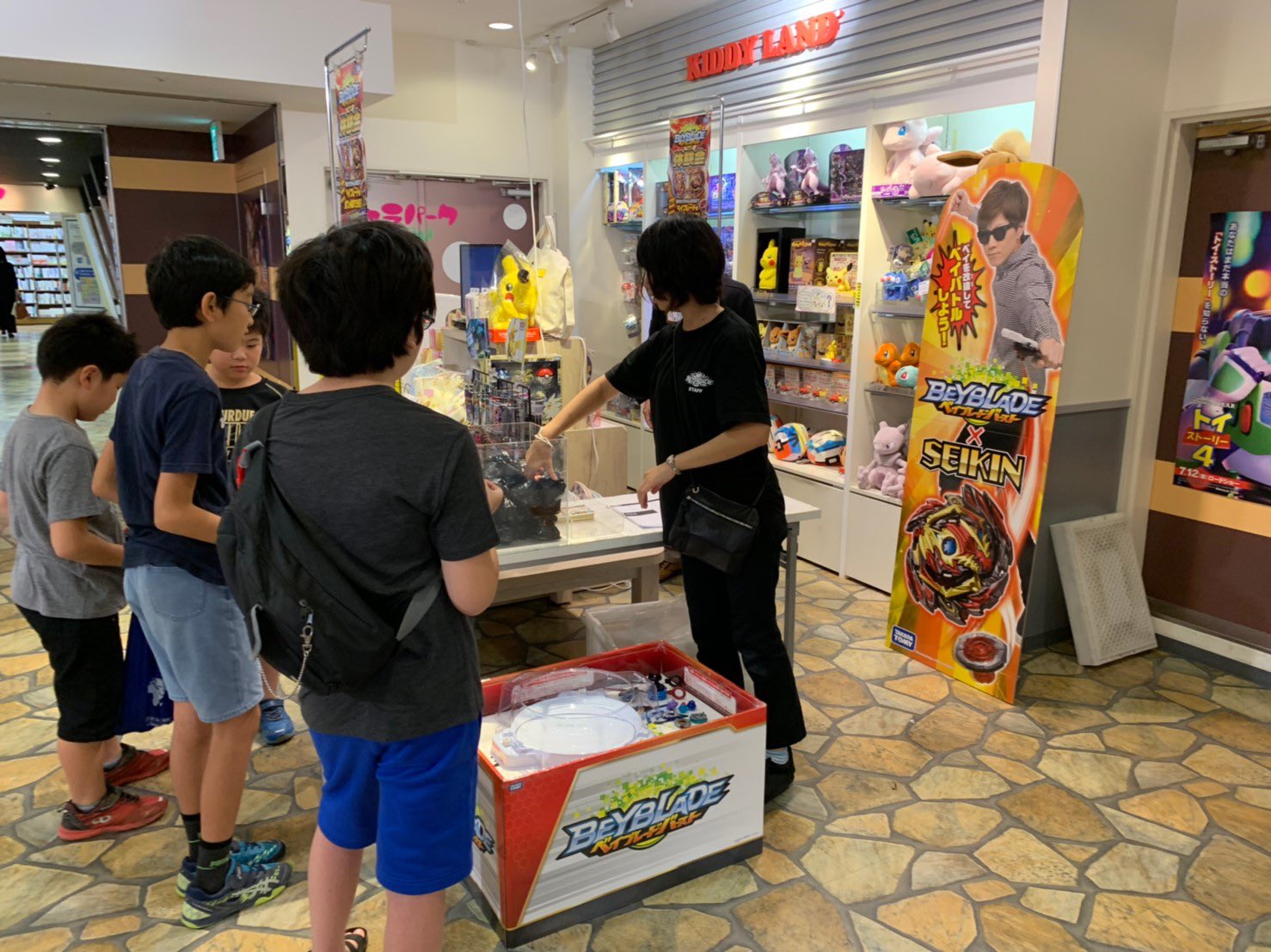キデイランド吉祥寺店 おはようございます 本日 ベイブレードバースト の体験会イベント行っています 11時から18時まで 参加賞などもご用意していますので ご参加お待ちしております キデイランド吉祥寺 ベイブレードバースト 体験会 タカラ