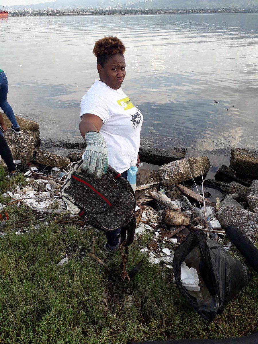 ☝️☝️☝️ Nuh dutty up Jamaica..please don't dweet! --------------------- #PaymasterJa team with @jamentrust & @nuhduttyupja for #InternationalCoastalCleanupDay2019 

#BeachCleanupJA2019 
#BigUpWiBeach