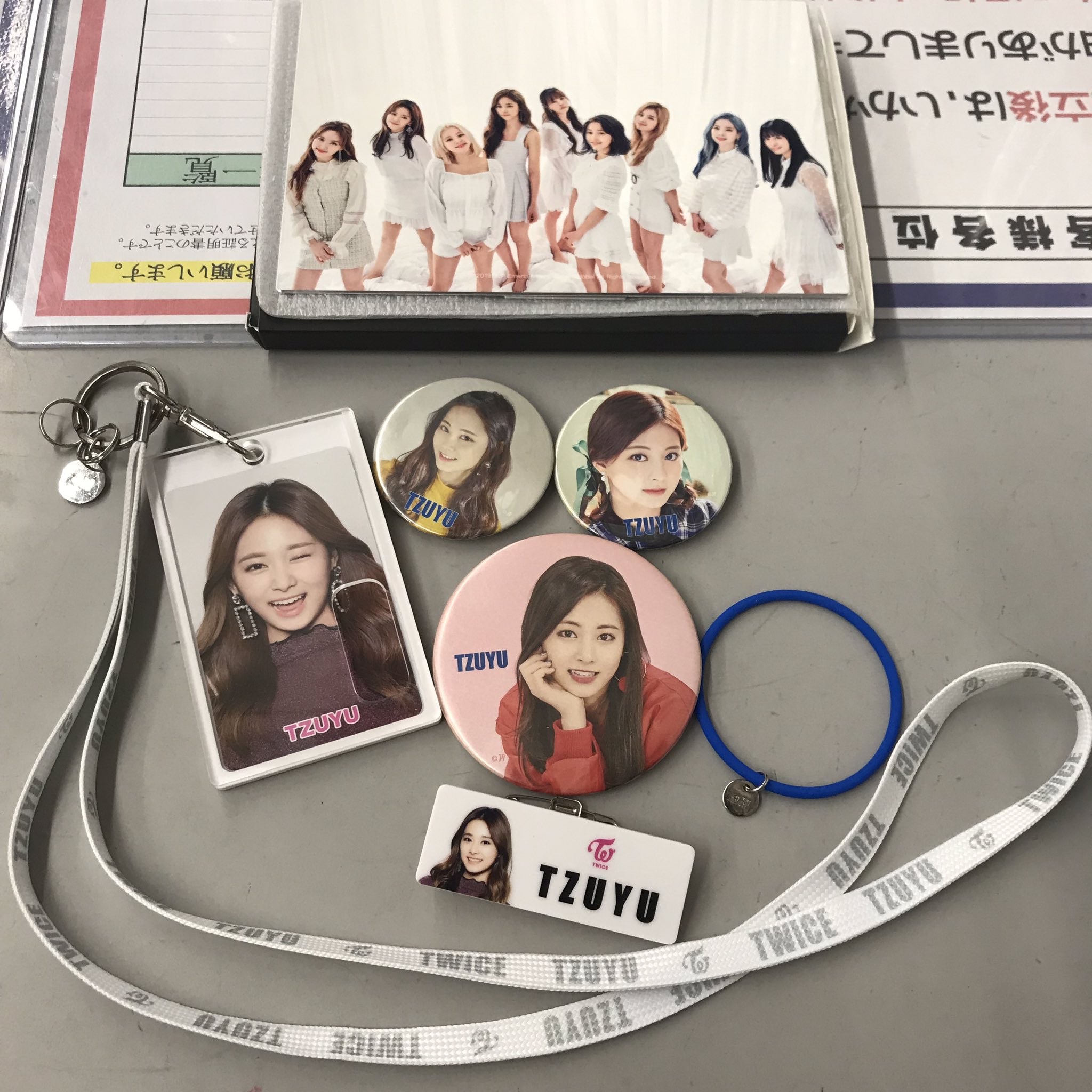K Pop館 트와이스 Twice ツウィ Icカードケースネームプレートやうちわ Twiceのポーチも入荷しました ライブツアー前にグッズを揃えたい方は是非 Nayeon Jeongyeon Momo Sana Jihyo Mina Dahyun Chaeyoung Tzuyu T Co