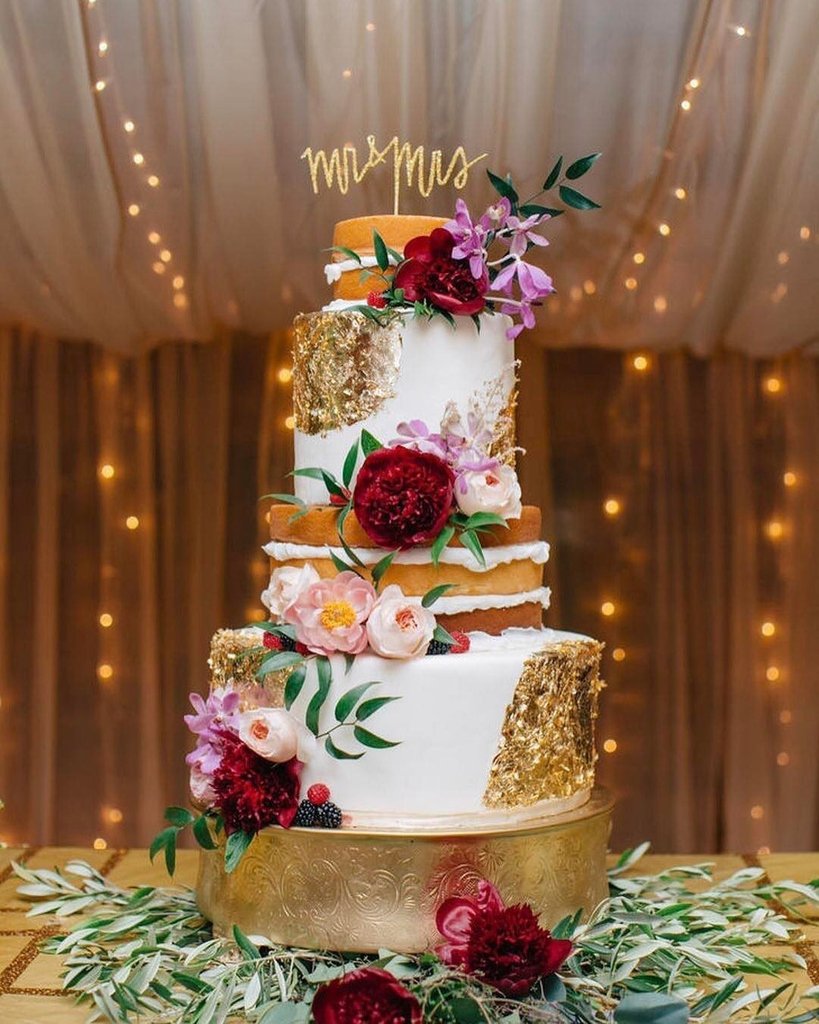 Who's in charge of the cake for your wedding?🍰
.
.
📷: @shaunaveaseyphotography
.
.
#PalomaBlanca #PalomaBlancaBridal #cake #weddingcake #cakes #weddingcakes #royalcake #royalcakes #dessert #weddingdessert #flowercake #weddingdesserts #dessertgram