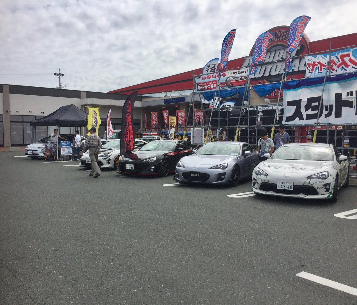 Minamotojpn's tweet photo. スーパーオートバックス浜松でのイベント2日目！
本日は、天候を考慮しての店内出展となります。
ホイールコーナー辺りとなります。
皆様のご来店、お待ちしております！ https://t.co/6xBoXnOd8r