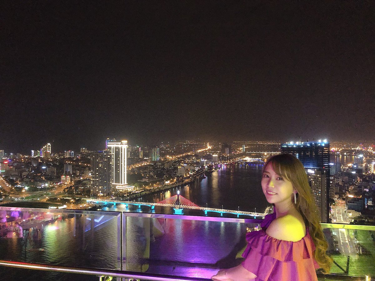 munakataoffical's tweet photo. 夜は夜景が綺麗な『SKY36』に行ってみました🍸✨
眺めがほんと綺麗だった〜😍💓
#SKY36
#ダナン
#夜景 https://t.co/lnYsnt9tFW