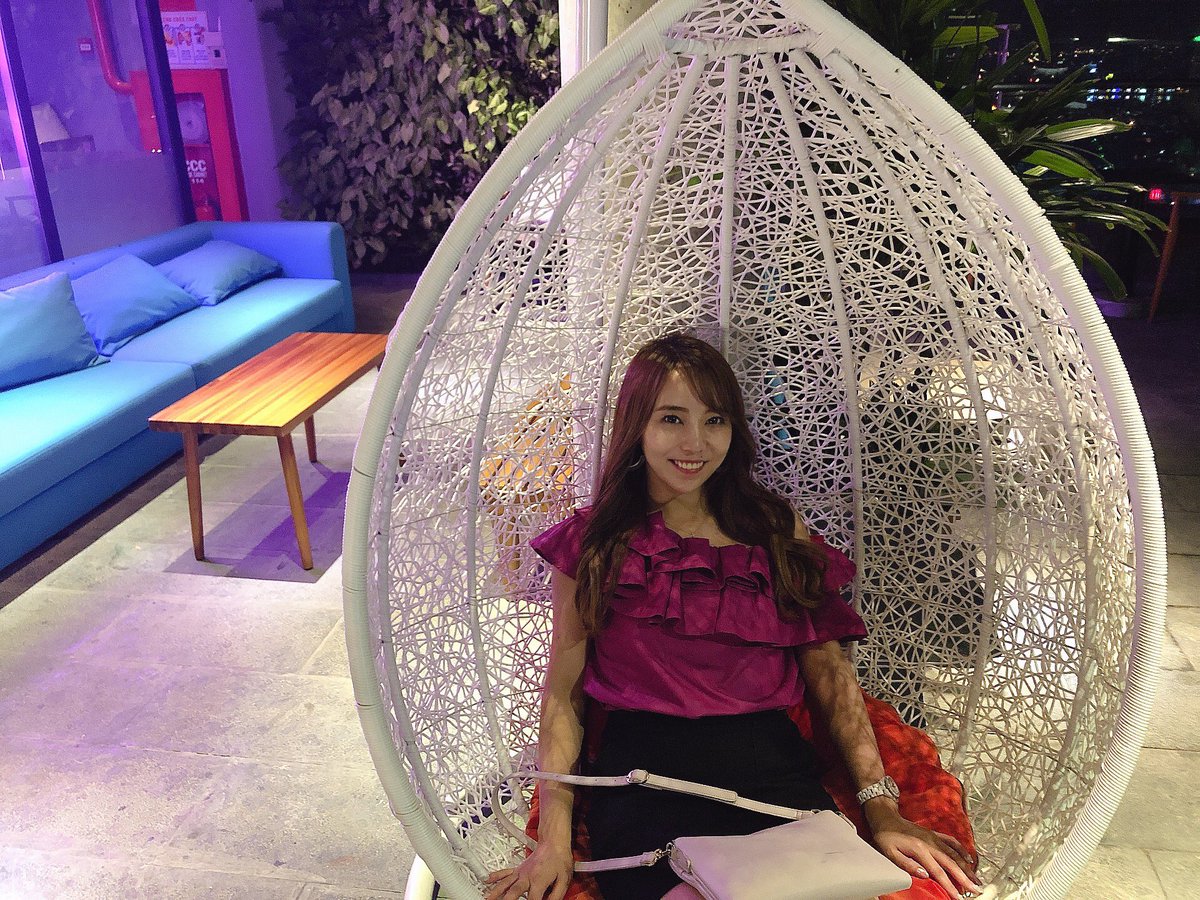 munakataoffical's tweet photo. 夜は夜景が綺麗な『SKY36』に行ってみました🍸✨
眺めがほんと綺麗だった〜😍💓
#SKY36
#ダナン
#夜景 https://t.co/lnYsnt9tFW