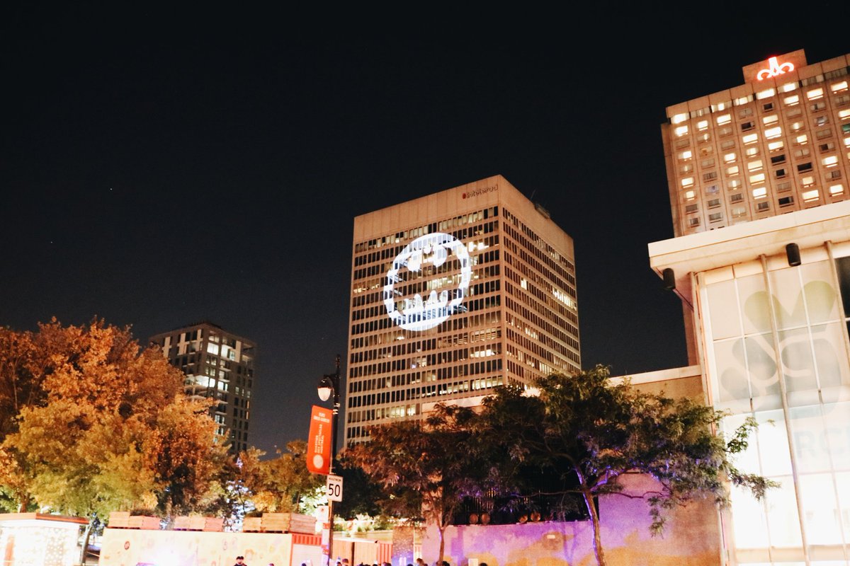 CabellosHierbas's tweet image. Alcancé a ver la #Batsignal en #Montreal. A los pocos minutos de ser proyectada, tuvieron que apagarla por un procedimiento policial. Escuché por ahí que alguien se quiso tirar del edificio, pero no se si será verdad. #dccomics #Batman #BatmanDay #Batman80