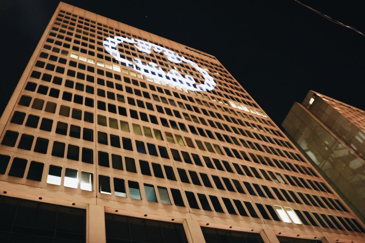 CabellosHierbas's tweet image. Alcancé a ver la #Batsignal en #Montreal. A los pocos minutos de ser proyectada, tuvieron que apagarla por un procedimiento policial. Escuché por ahí que alguien se quiso tirar del edificio, pero no se si será verdad. #dccomics #Batman #BatmanDay #Batman80