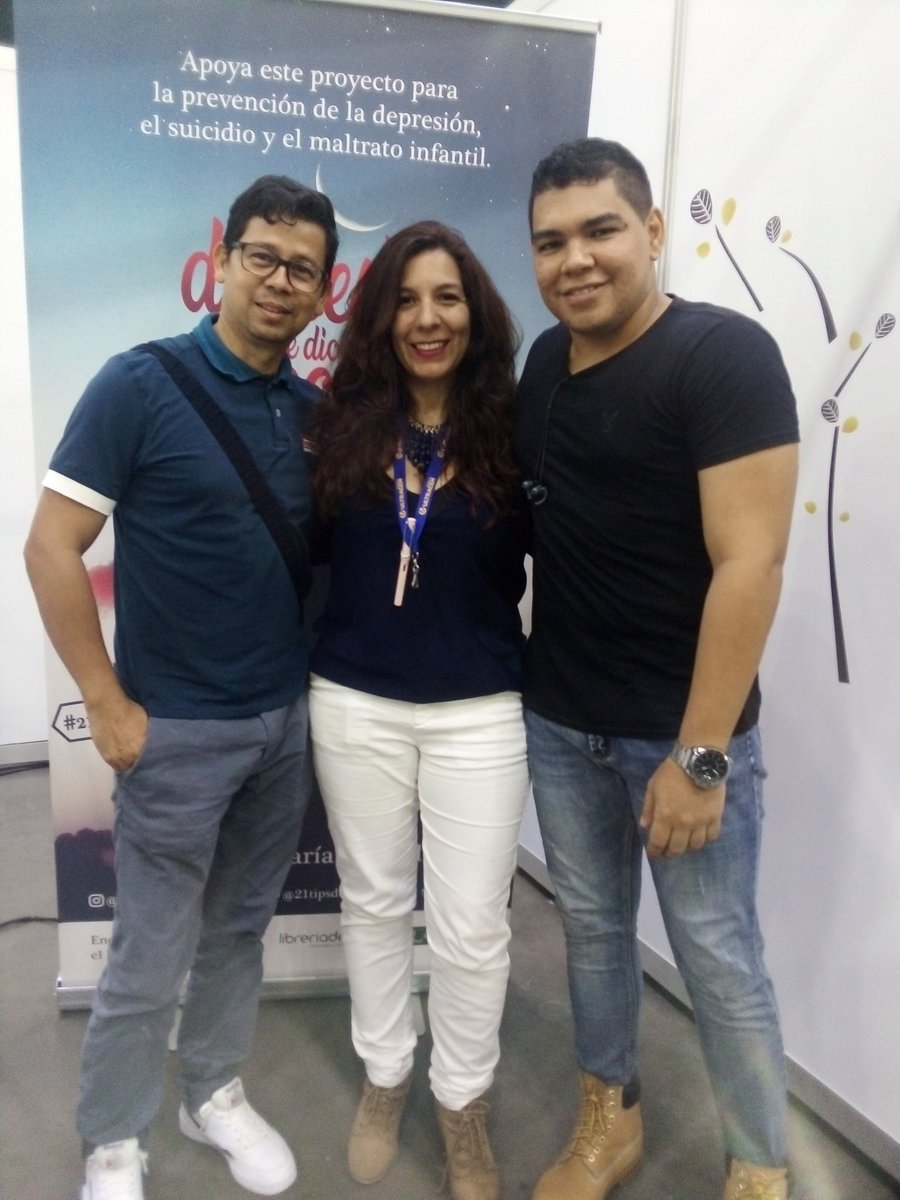 Chris_NavarroCO's tweet photo. Hoy hice acto de presencia en #LIBRAQ2019 comencé conociendo a estos dos tuiteros @fredo_spol y @21tipsdepresion y terminé en la exposición de Mario Mendoza, libros con dedicatoria doble para mi esposa @MadameFelix y mi persona. https://t.co/rsIimlL1Dx