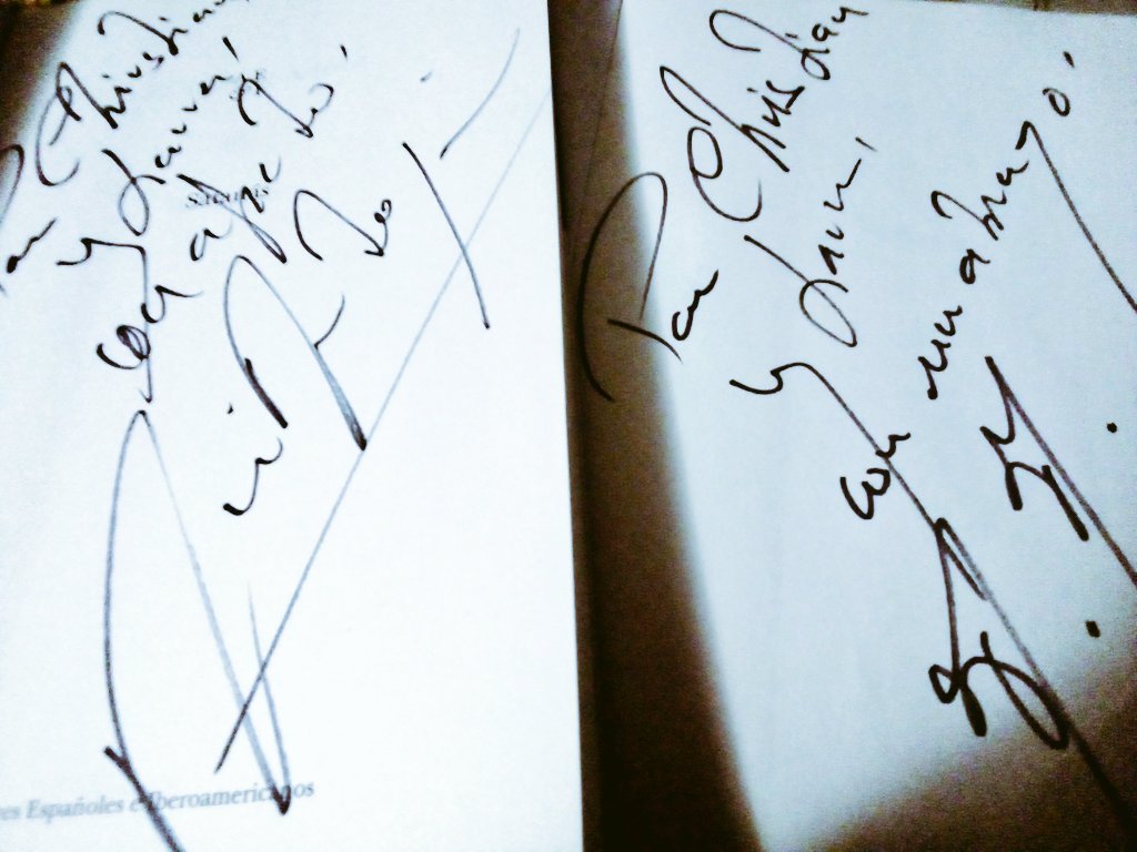 Chris_NavarroCO's tweet photo. Hoy hice acto de presencia en #LIBRAQ2019 comencé conociendo a estos dos tuiteros @fredo_spol y @21tipsdepresion y terminé en la exposición de Mario Mendoza, libros con dedicatoria doble para mi esposa @MadameFelix y mi persona. https://t.co/rsIimlL1Dx