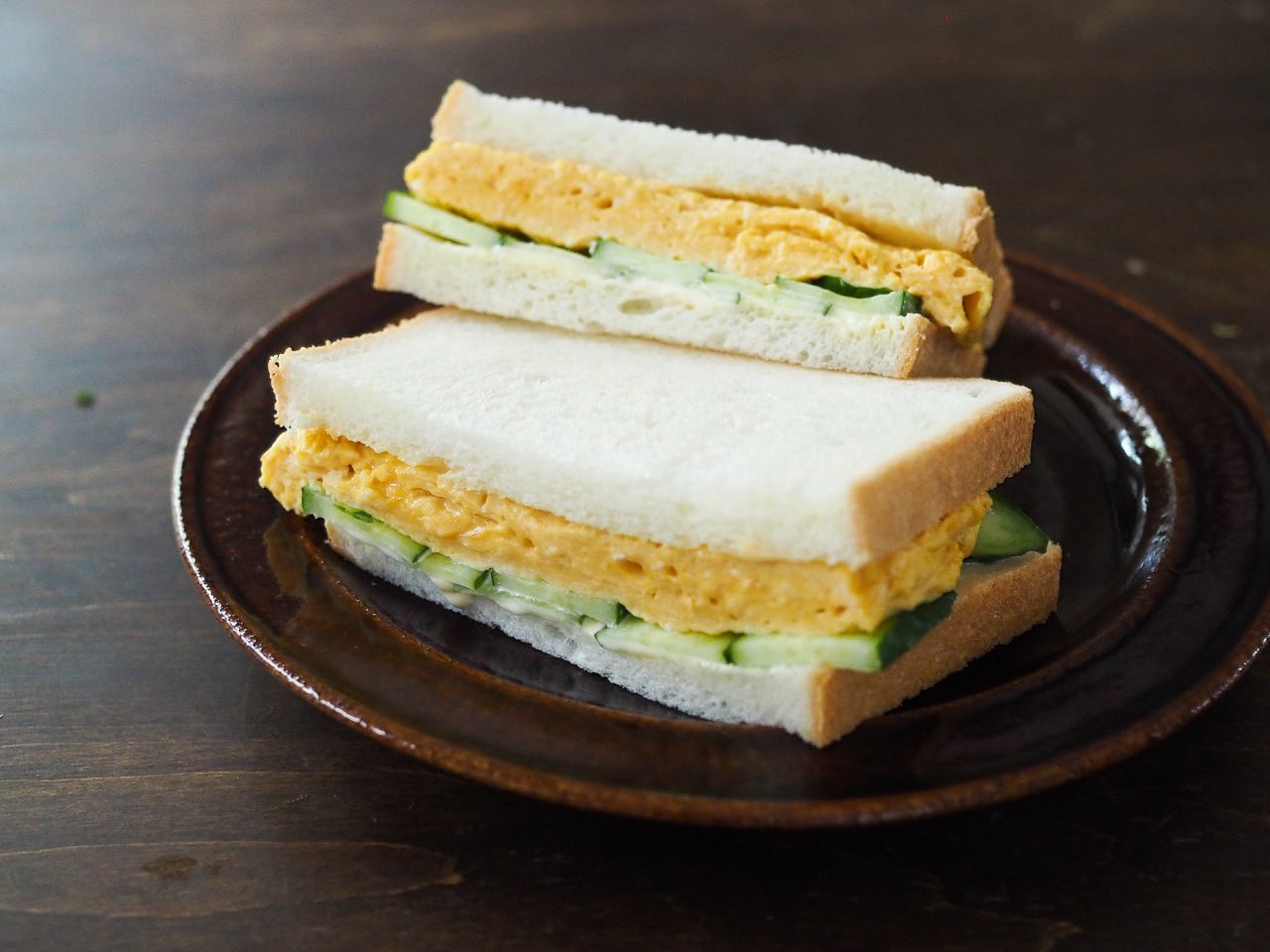 奥薗壽子 日めくりレシピ 9 22 卵サンド ふんわり柔らかな卵焼きをはさんだサンドイッチ いと旨し 卵焼き は出汁巻きでも良いけど 普通の卵焼きでも十分良き 卵焼き器で焼けば 失敗なくふんわり四角に キュウリの食感が良き良き