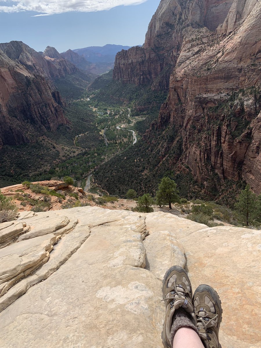 AngelHumphreys's tweet photo. We did it! Made it to the top of Angels landing and it was so worth it! https://t.co/7MIwp41mqL