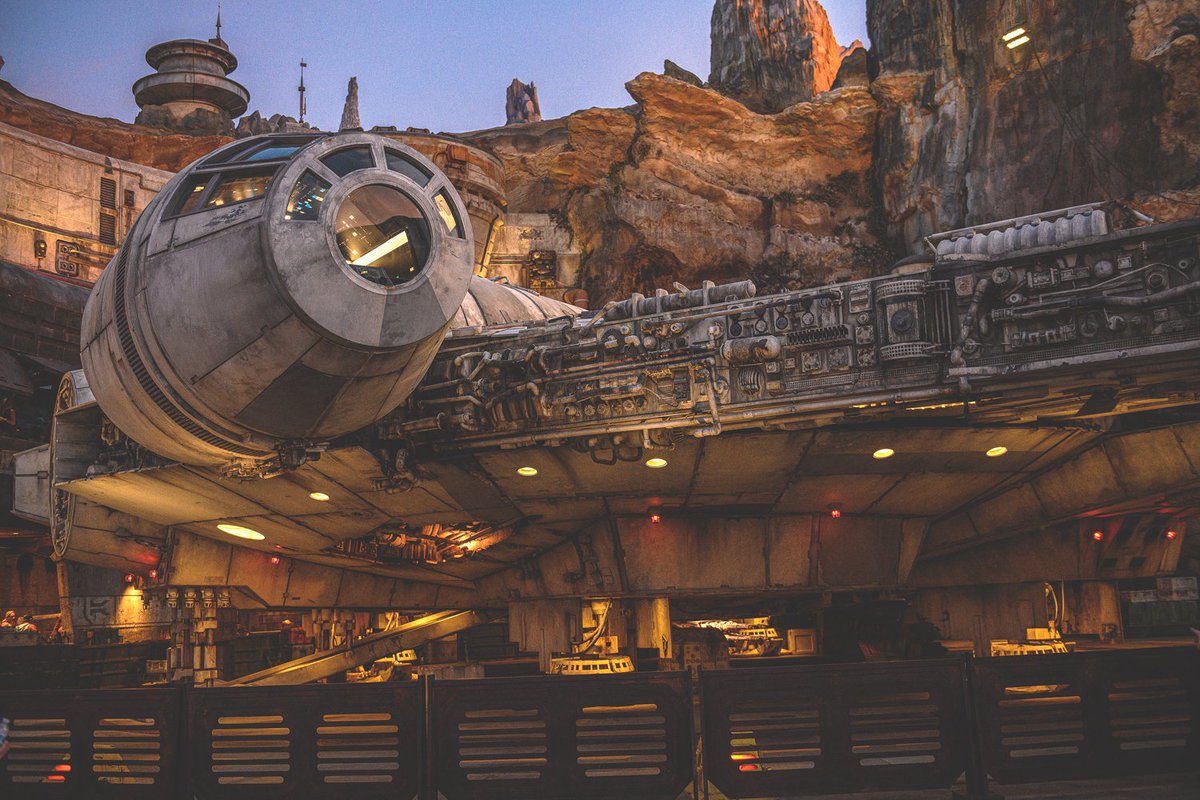 rj_c's tweet photo. The Fastest Hunk Of Junk In The Galaxy.
#TheMilleniumFalcon
📸 https://t.co/66sAlCyX67
#starwarsgalaxysedge #disneyhollywoodstudios #waltdisneyworld https://t.co/wMfG27xsin