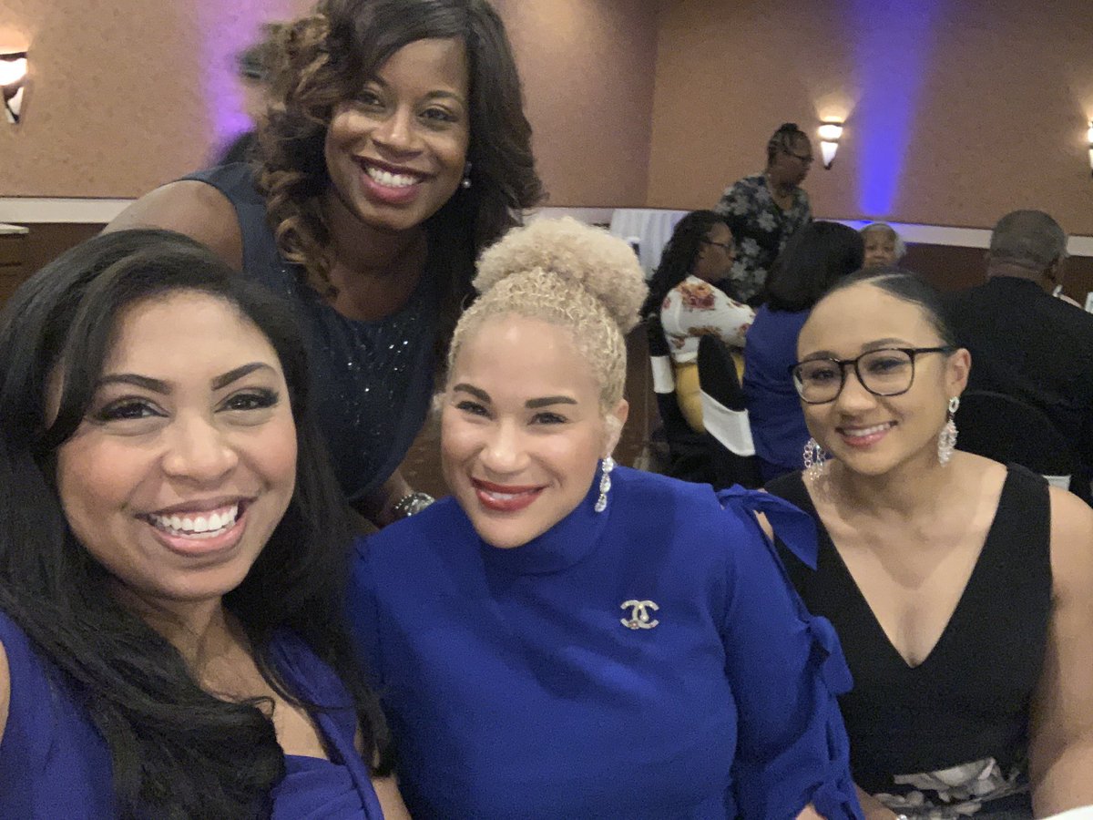 IAmAlexisRogers's tweet photo. My sisters are amazing and they do amazing things!!! So happy to catch up with @KimbreaB and Kacey and the wonderful @WhitneyGaskins ! So proud of you Whitney for putting together the #STEMmys ! https://t.co/V3yzLPNh9U