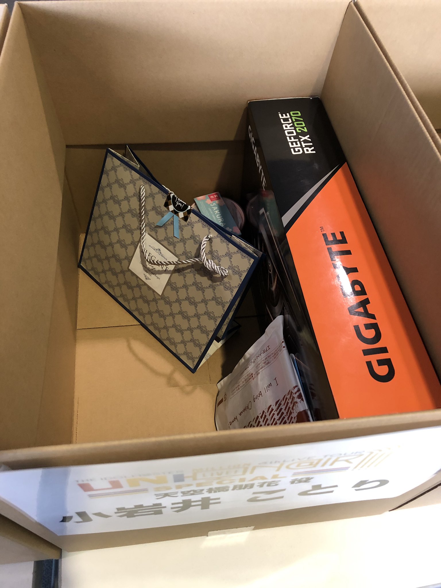 画像 こっこちゃんのプレゼントボックスにグラボが T Co ie1vv2ep まとめダネ