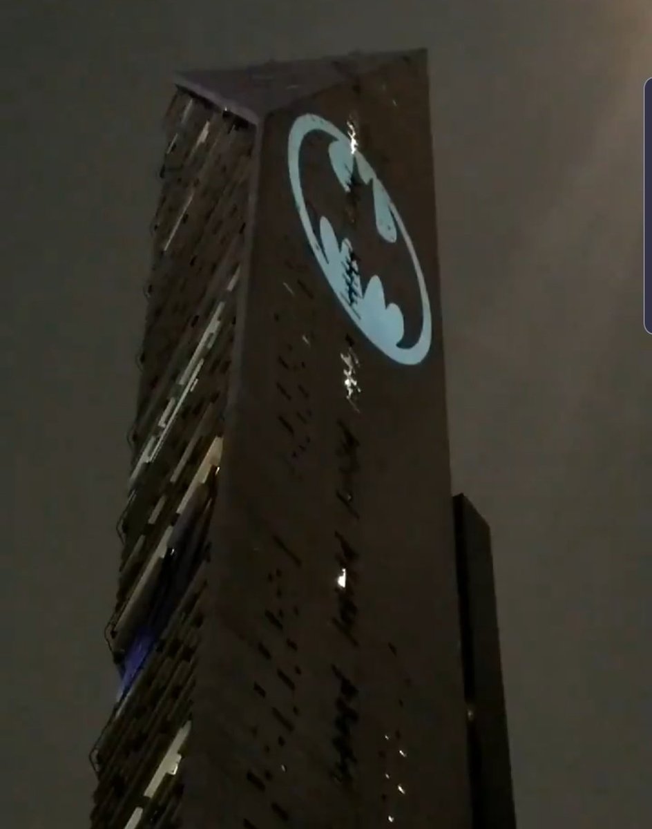 ElBroncofm's tweet image. Mi superheroe favorito #Batman hoy en tu dia te doy gracias por darme valor para enfrentar tantos miedos. #BatmanDay #BatSignal #BatmanDay2019 #BatmanForever la #Batiseñal en su honor en #Mexico y en todo el mundo.