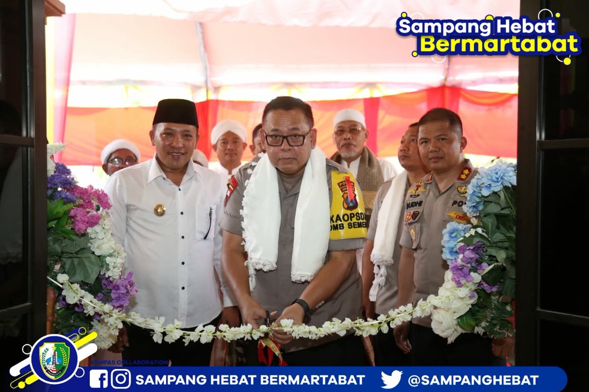 SampangHebat's tweet photo. Dok, Sabtu (21/09/2019) 

Bupati H. Slamet Junaidi menghadiri peresmian Mapolsek Tambelangan yang sebelumnya dibakar oleh sekelompok masyarakat, pembangunan gedung tersebut berasal dari dana Hibah Pemerintah Daerah. 

Foto : Humas Pemkab Sampang https://t.co/KETLJS2p0S