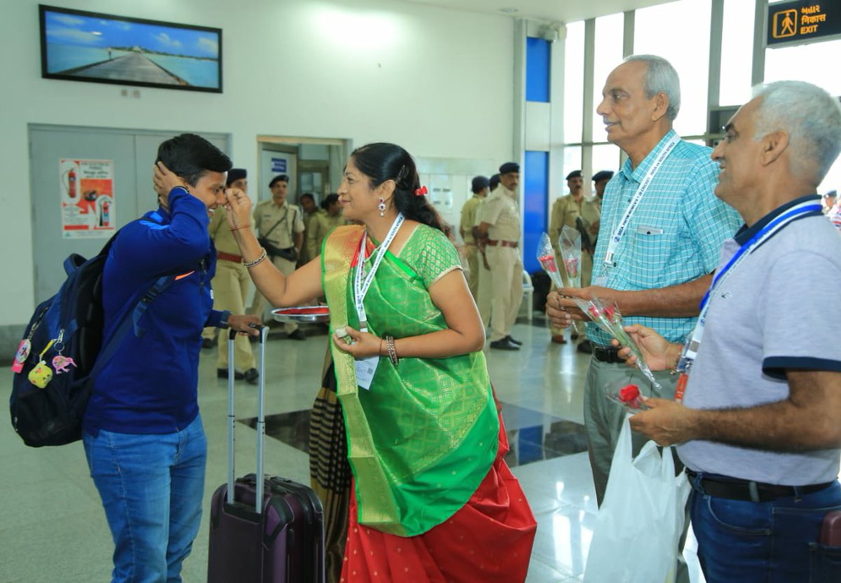 DevelopedSurat's tweet photo. #Indian_Women_Cricket_Team reached #Surat

for our #1st_International_Cricket_Match v/s #South_Africa

#Practice_Match #Today 2:30pm @ #LalbhaiContractor_Cricket_Stadium 

#Free_Entry

@Divya_Bhaskar #Gujaratmitra @DainikBhaskar #yes_icc @BCCIWomen @SACricketmag @BCCI @BCCI_Tweet https://t.co/3SauCek1Is